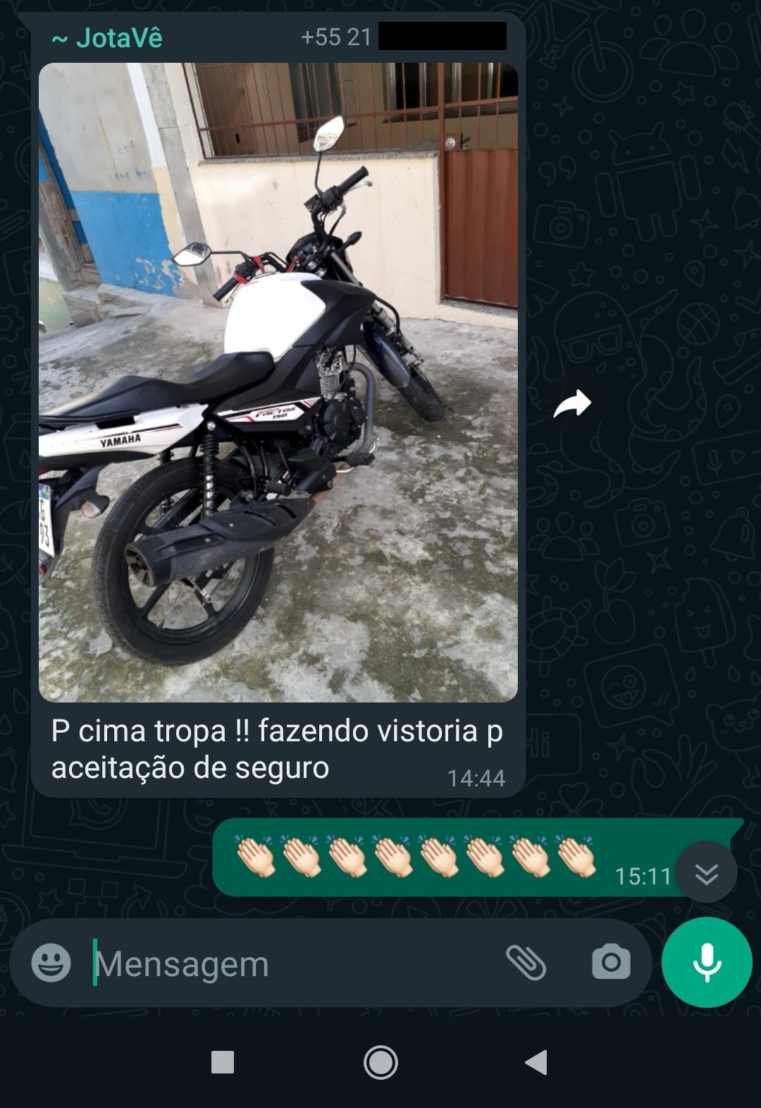Aluno mostrando trabalho realizado