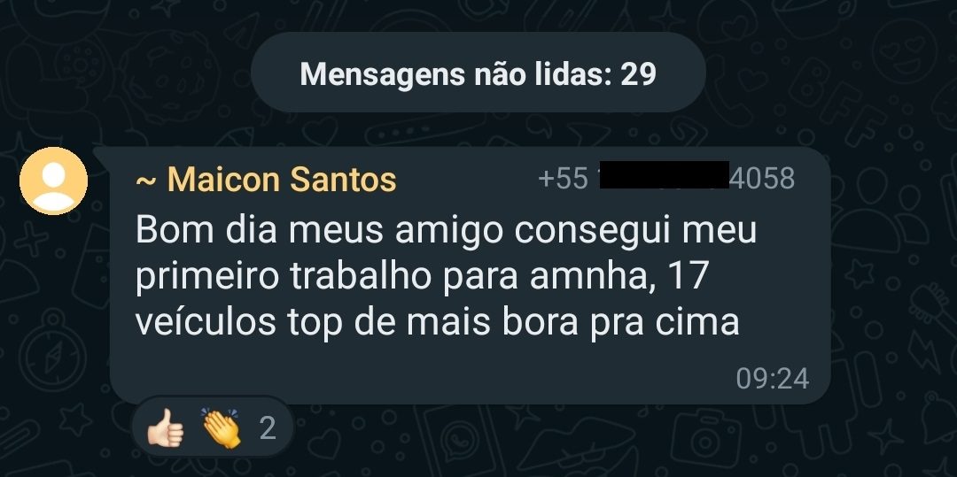 Grupo de alunos comemorando ganhos